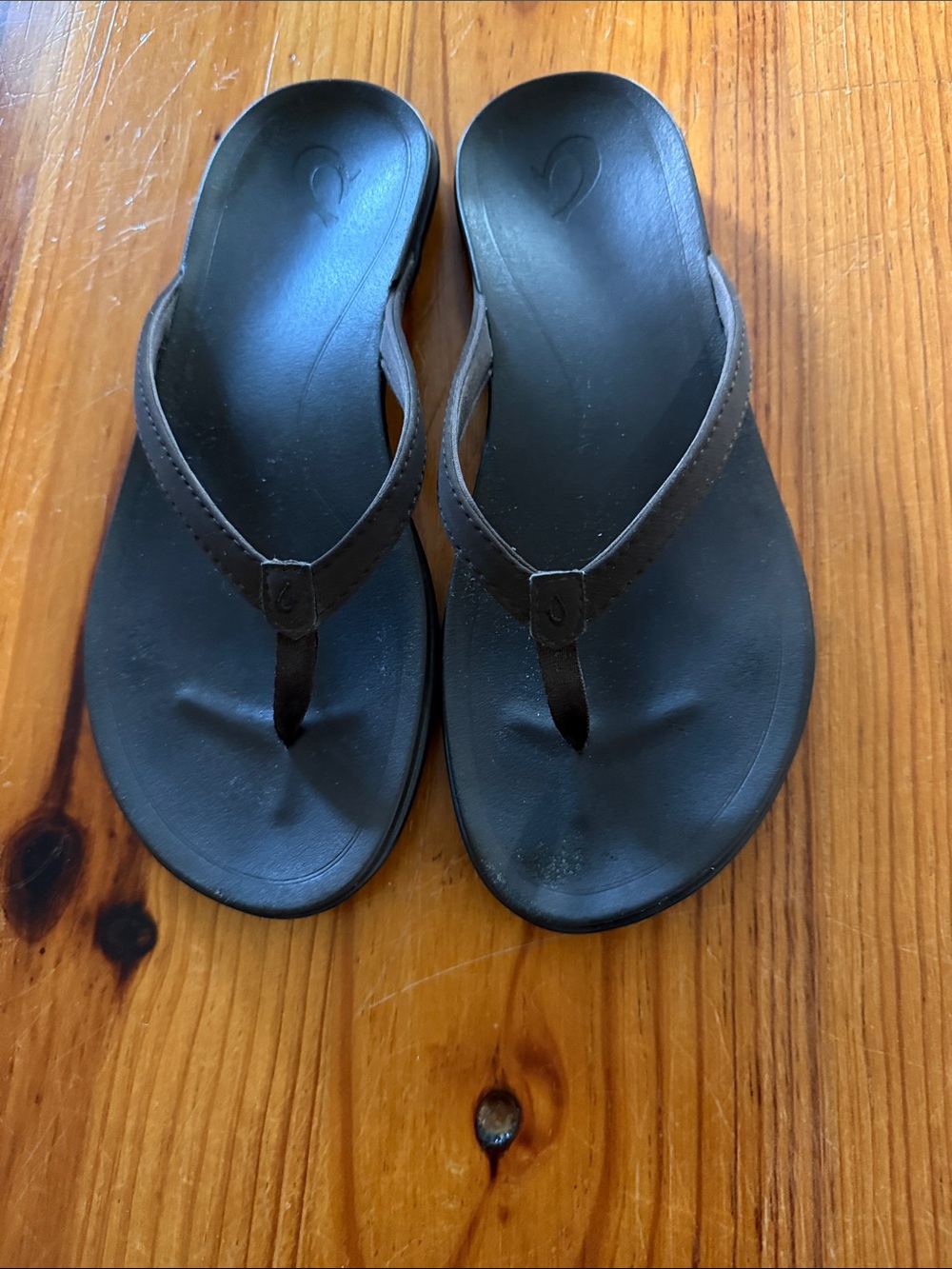OluKai Women's Black and Dark Brown Leather Thong Sandals